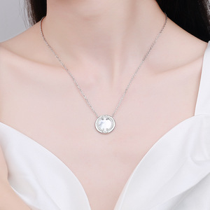 Collier pendentif INS pour femme à la mode en argent sterling 925 avec nacre, moissanite souriante - Product Image 2
