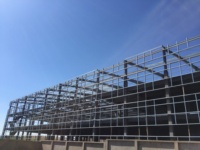 Structure de bâtiment préfabriquée en acier moderne à assemblage rapide pour entrepôt, hangar et atelier avec une durée de vie de 50 ans
