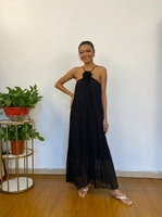 Robe longue plissée sexy à col halter avec décorations florales 3D, fluide, pour l'été et la plage, élégante robe de soirée, prête à être expédiée (MOQ 1 pièce)