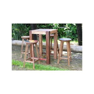 Rehaussez l'ambiance des réceptions en plein air avec ce set de bar en teck recyclé, comprenant des tabourets en teck durable et une table élégante. - Product Image 3