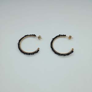 Boucles d'oreilles créoles en acier inoxydable plaqué or avec perles noires pour femmes, bijoux tendance - Product Image 1