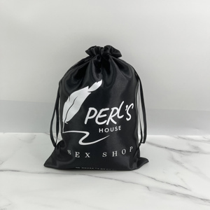 Pochette en satin noir avec cordon de serrage, impression de logo personnalisé, sac cadeau luxueux en satin de soie pour emballage de cosmétiques et de sous-vêtements - Product Image 4