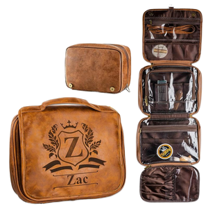 Logotipo personalizado de gran capacidad Retro Literatura Corona Patrón de letras Cierre de cremallera Diseño de moda Colgando PU Tote Bolsa de cosméticos - Product Image 1