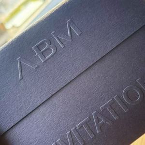 تخصيص بطاقة اسم الشركة المتطورة بنمط منقوش يتميز بتأثير ثلاثي الأبعاد قوي وتصميم شخصي. - Product Image 3