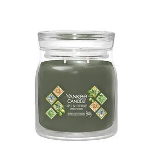 Vela Yankee Candle - Frasco Mediano con 2 Mechas, Aroma a Oliva y Ciprés - Product Image 1