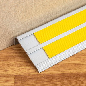 Profilés antidérapants pour escaliers destinés aux centres de soins aux personnes âgées et aux projets de construction pour le bien-être public - Product Image 2