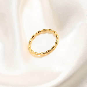 Nouveaux produits d'usine en gros : Bague géométrique simple en acier titane et or 18 carats, en acier inoxydable, inaltérable, de style moulé, ornement - Product Image 4