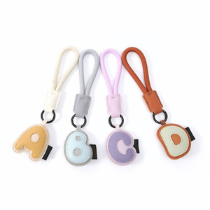 Porte-clés en cuir avec 26 lettres de l'alphabet pour femme, breloque de sac à main, cadeau pour sœur et amies - Product Image 1