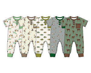 Combinaison pour bébé garçon en coton 95% et élasthanne 5% avec imprimé canards mallards sur chariot de golf, collection été, vente en gros de vêtements pour nouveau-nés - Product Image 2