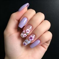 Uñas Postizas con Diseño Floral de Lavanda, Forma Ataúd Mediana, Base Nude, Diseño de Flores Pintadas a Mano, Puntas de Uñas Reutilizables