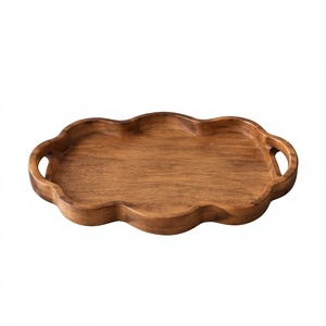 Tabla de servir artesanal de madera de mango con bordes ondulados, bandeja decorativa con borde esculpido y ranuras integradas para colgar. - Product Image 1