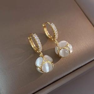 Pendientes Largos Geométricos de Cristal con Perlas de Imitación Chapadas en Oro Estilo Coreano Vintage, Joyería de Moda para Mujeres, Regalos para Fiestas - Product Image 1