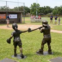 Sculpture de groupe de deux enfants jouant au baseball en bronze, style antique grandeur nature, pour terrain de sport, statue en bronze