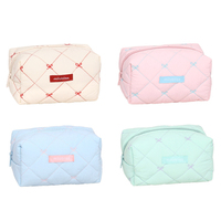 Pochette de maquillage personnalisée en nylon matelassé, matelassage losanges, broderie nœud, pochette cosmétique moelleuse effet nuage pour femme, voyage et usage quotidien, OEM ODM