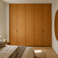Armoire de chambre intégrée sur mesure, style moderne vintage, système de rangement pleine hauteur en placage de bois naturel