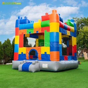 Château gonflable vibrant avec une grande surface pour les enfants dans un parc gonflable - Product Image 4