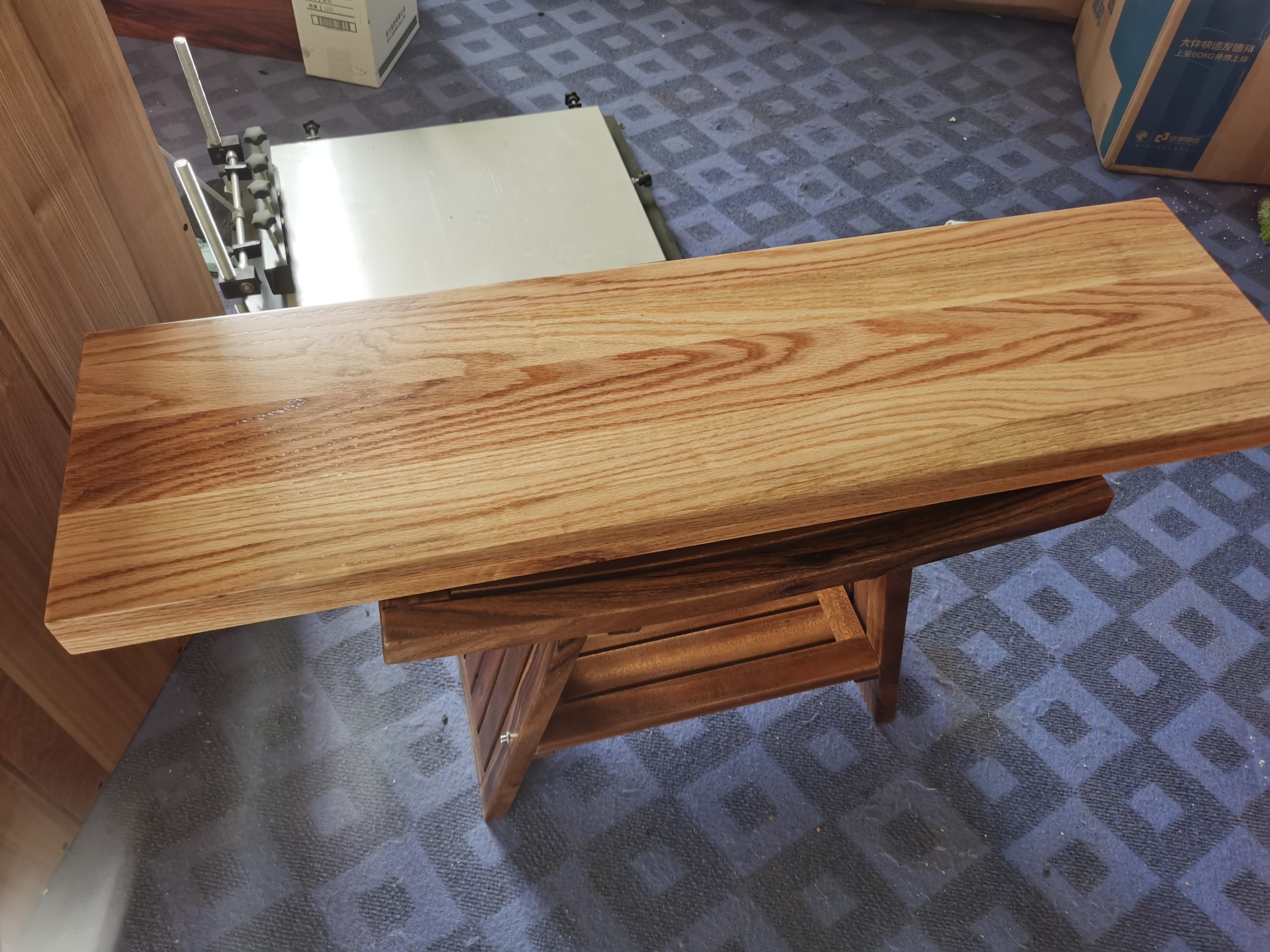 Tavolo Alto 60x60 Cm Top Effetto Rovere Scuro Con Bordi Arrotondati E Base In Metallo Bianco Caio 1