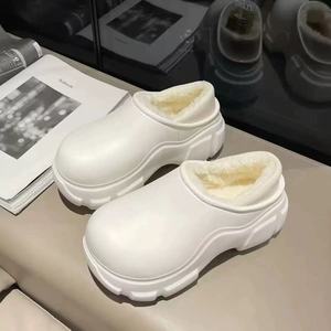 Zapatillas de invierno para mujer con suela gruesa, doble capa de felpa, cálidas, para exteriores, con decoración de cuentas, colores mixtos, estilo mule. - Product Image 5