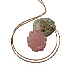 Collar al por mayor hecho a mano con cuarzo rosa y alambre, colgante de cobre con cristal, joyería de piedras preciosas curativas, ajustable para mujer - Product Image 1
