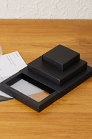 Boîte à bijoux rectangulaire flottante en film PE anti-rayures avec doublure en carton, boîte de présentation de luxe pour montres et bijoux, garde l'élégance et la sécurité des objets.