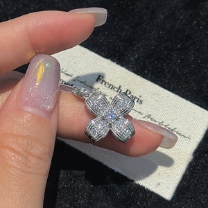 Colgante de Plata Pura S925 Tallado, Estilo Francés Simple, Diseño Medieval Vintage de Pequeñas Flores, Amuletos con Patrón de Números a la Moda - Product Image 3