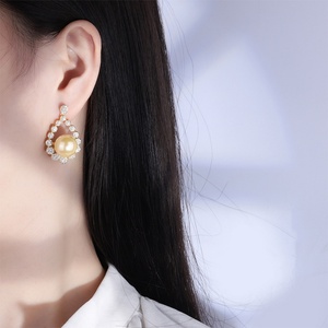 เครื่องประดับคุณภาพสูง ทองแดงเคลือบทองแบบรักษ์โลก สไตล์เกาหลี ต่างหูมุกเปลือกหอยขนาด 14 มม. ขายส่งสำหรับผู้หญิง - Product Image 6