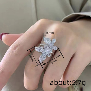 Anello con Doppia Farfalla e Cristalli per Donne, Elegante e Delicato Accessorio di Moda per Uso Quotidiano - Product Image 4