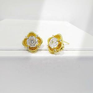 Prix usine Boucles d'oreilles clous classiques en argent sterling 925 plaqué or rose, saphir naturel taille rose et zircon cubique motif fleur pour femme - Product Image 1