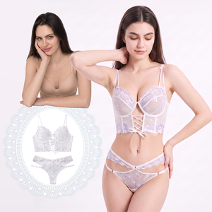 Ensemble <span class=keywords><strong>de</strong></span> lingerie féminine élégant : string et soutien-gorge bustier long, en dentelle florale blanche, avec corset à armatures en maille transparente et laçage - Product Image 1