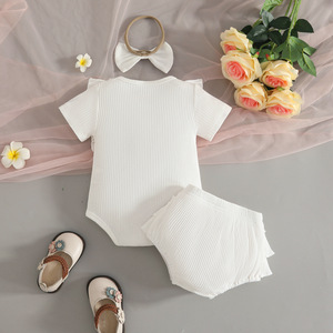 Conjunto de Verão 2026 para Bebê Menina: Macacão Curto de Malha Canelada com Manga Curta + Shorts de Malha Canelada + Faixa de Cabelo com Laço (Conjunto de Três Peças) - Product Image 4