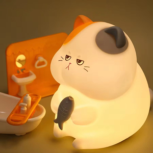 Lampada Notturna Gatto Gluttono Ricaricabile in Silicone con Sensore Touch, Divertente Lampada Gatto e Pesce, Luce Animale per Comodino e Scrivania - Product Image 1