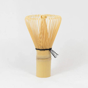 Fouet à matcha japonais artisanal de haute qualité en bambou violet Zhen, 100 brins - Product Image 2