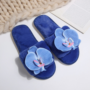 Pantuflas de Felpa con Decoración de Orquídea Azul de Moda, Pantuflas Cálidas y Acogedoras para Mujer, Estilo Abierto, Novedad 2025, en Existencia, Sandalias Esponjosas de Gran Venta - Product Image 1