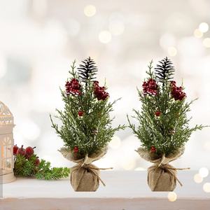 Arrangement <span class=keywords><strong>de</strong></span> table <span class=keywords><strong>de</strong></span> Noël avec baies rouges, décorations artificielles <span class=keywords><strong>de</strong></span> pin en feuilles persistantes dans un <span class=keywords><strong>pot</strong></span> en <span class=keywords><strong>toile</strong></span> <span class=keywords><strong>de</strong></span> <span class=keywords><strong>jute</strong></span> pour une présentation festive - Product Image 4