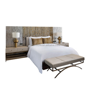 Ensemble de mobilier de chambre d'hôtel contemporain sur mesure : Cadre de lit en bois économique avec tête de lit, table de chevet et banquette ottoman - Product Image 1