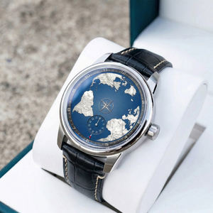 Reloj de pulsera para hombre con movimiento automático único, cristal de zafiro, logotipo OEM personalizado, mapa del mundo azul giratorio y horas de viaje. - Product Image 1