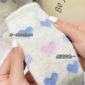 Calcetines afelpados con patrón de corazones que cambian de color con el calor para mujer, calcetines cálidos de invierno. - Product Image 1