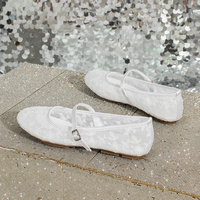 Vente en gros de ballerines blanches ajourées respirantes en maille dentelle, à semelle plate, avec fermeture à boucle et sangle réglable, pour soirée et usage décontracté, très demandées