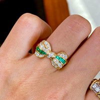 Bague Nœud Papillon Style Royal Européen en Or 18K Orné de Diamants avec Émeraude de Laboratoire Captivante Loi de l'Attraction