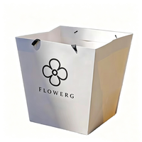 Sacs cadeaux en papier blanc personnalisés de luxe RG avec bouquet de fleurs imprimé - Emballage de mariage haut de gamme avec logo, réutilisable et recyclable