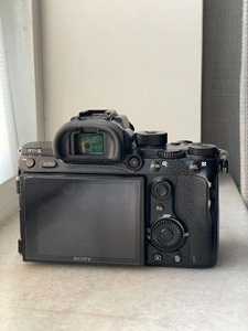 Bon prix pour un appareil photo numérique Sony Alpha <span class=keywords><strong>7R</strong></span> <span class=keywords><strong>III</strong></span> (ILCE-7RM3) d'occasion - Product Image 4