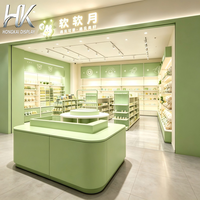 Vitrine d'exposition murale arquée vert menthe personnalisable, éco-responsable, éclairée par LED, durable, avec dos solide et plusieurs étagères pour aménagement de magasin de détail