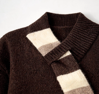 Pull-over en maille pour femme, col en V, avec détail écharpe à carreaux amovible, marron foncé uni, poignets et ourlet côtelés, coupe décontractée, pour l'automne