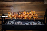 Barbecue et rôtissoire traditionnels grecs chypriotes au charbon de bois, brochettes de kebab, barbecue chypriote
