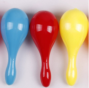 Maracas en plastique colorées en gros pour anniversaires, fêtes de Noël, célébrations, mariages – Instrument de percussion - Product Image 5