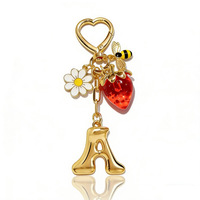 Porte-clés pendentif populaire en forme de lettre fraise, avec motifs fruit, abeille, fleur, et lettre fraise, créatif, petit pendentif