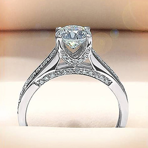 Anello con quattro punte di cristallo da donna, tono argento, elegante, minimalista, accessorio per tutti i giorni e per feste - Product Image 3