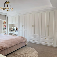 XINGRUO Armoire autoportante européenne crème avec poignées dorées, coiffeuse intégrée, miroir LED, étagères ouvertes, pleine hauteur pour chambre à coucher