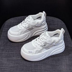 <span class=keywords><strong>Sneakers</strong></span> bianche da donna con plateau e <span class=keywords><strong>tacco</strong></span> <span class=keywords><strong>alto</strong></span>. Scarpe sportive da donna casual a trama aperta di nuovo stile. - Product Image 3