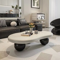 Table basse élégante et luxueuse de style nordique minimaliste, mini, unique, couleur crème, avec base en boule noire